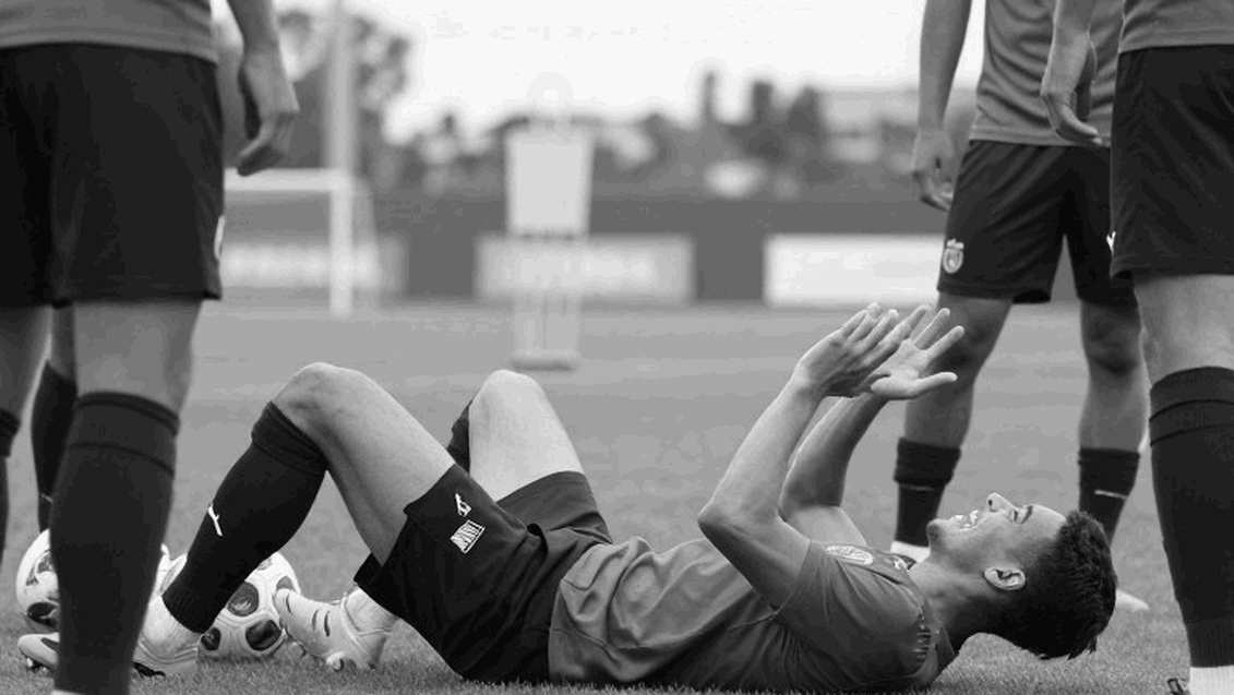 Chuyển nhượng V.League: Chữ ký bóng tối và giới hạn của một thị trường chưa ai lật hết bài