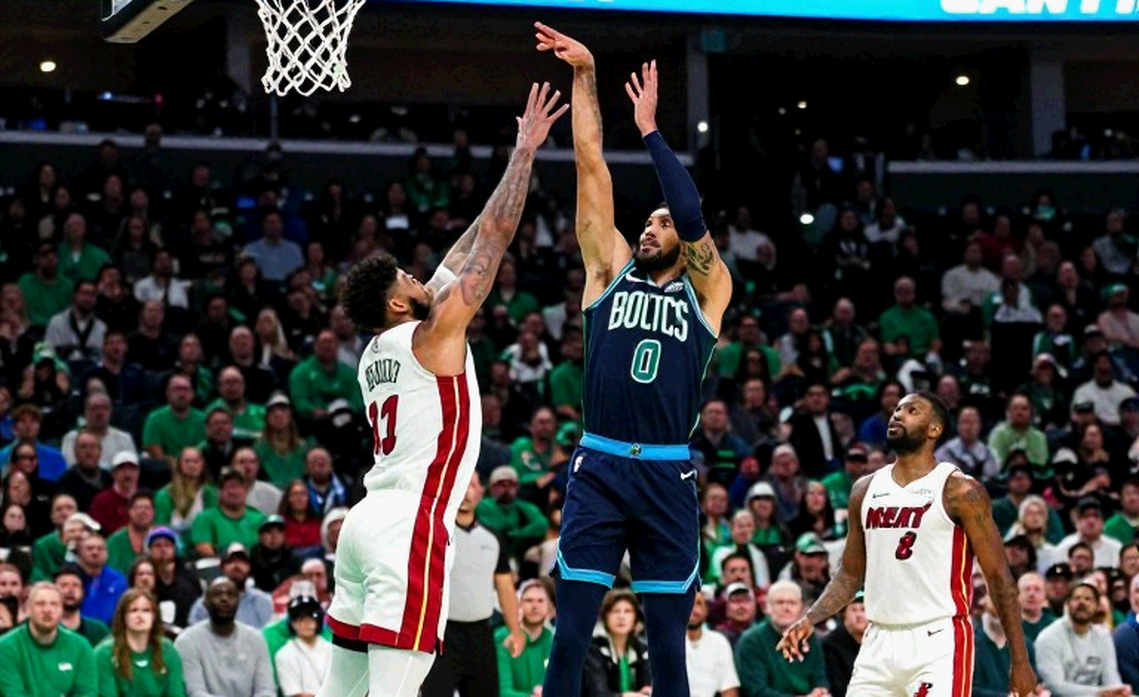 Bốn ngôi sao đổi đội và 140 hồ sơ cầu thủ: Khi quảng cáo khoác áo bản tin NBA