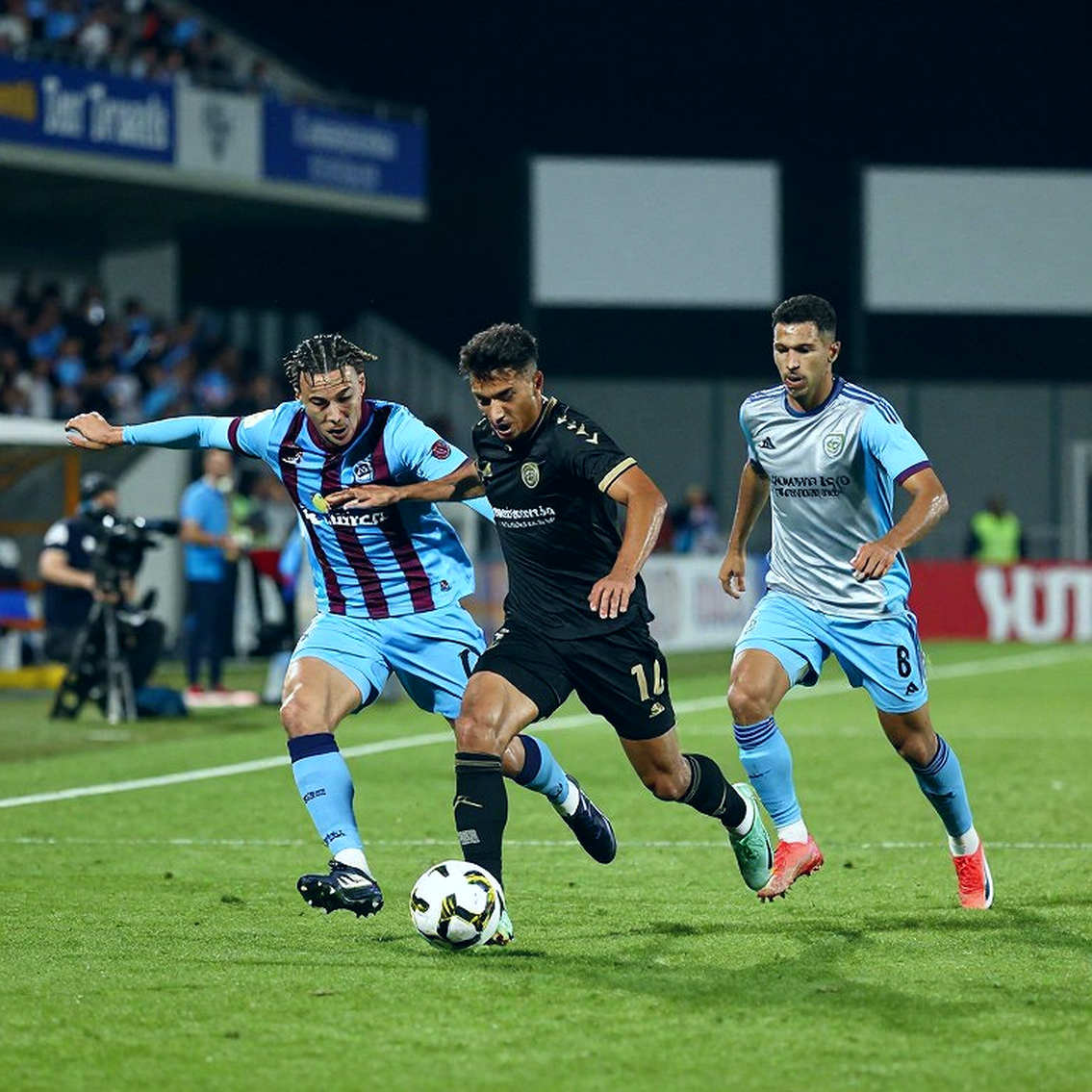 Chín câu hỏi về V.League, và cả chín đều trả về khoảng trống