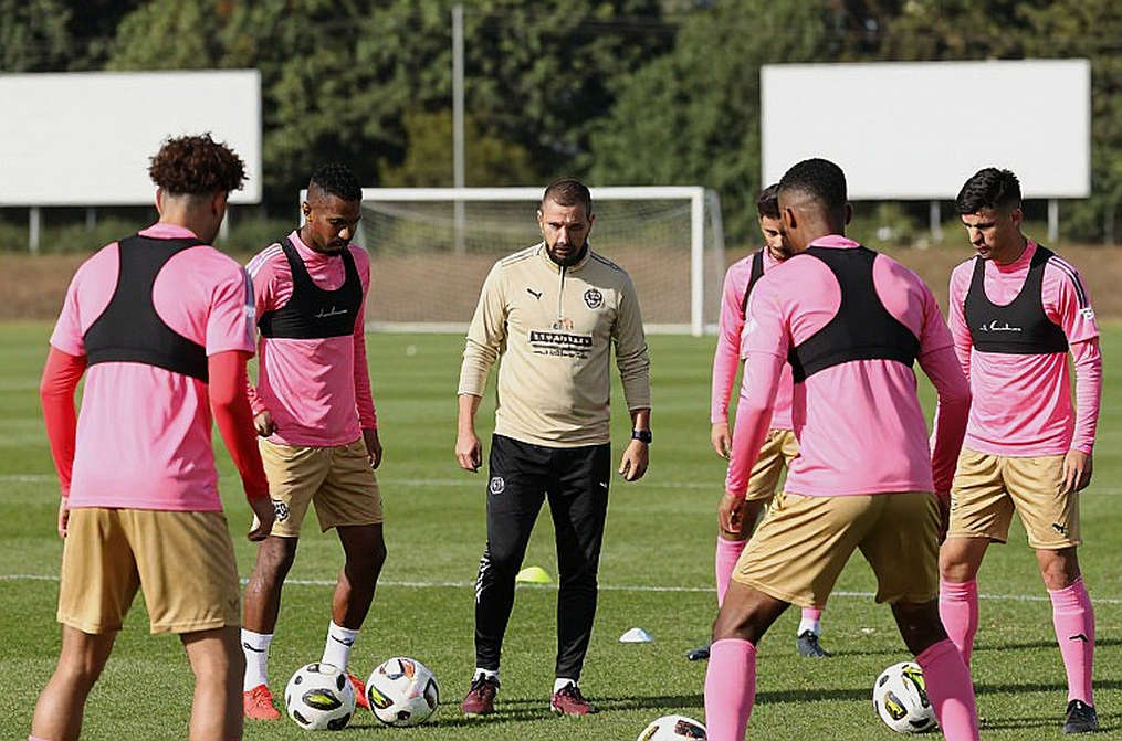 Tệp phân tích trống và khoảng cách giữa bảng số liệu với sân cỏ Việt Nam